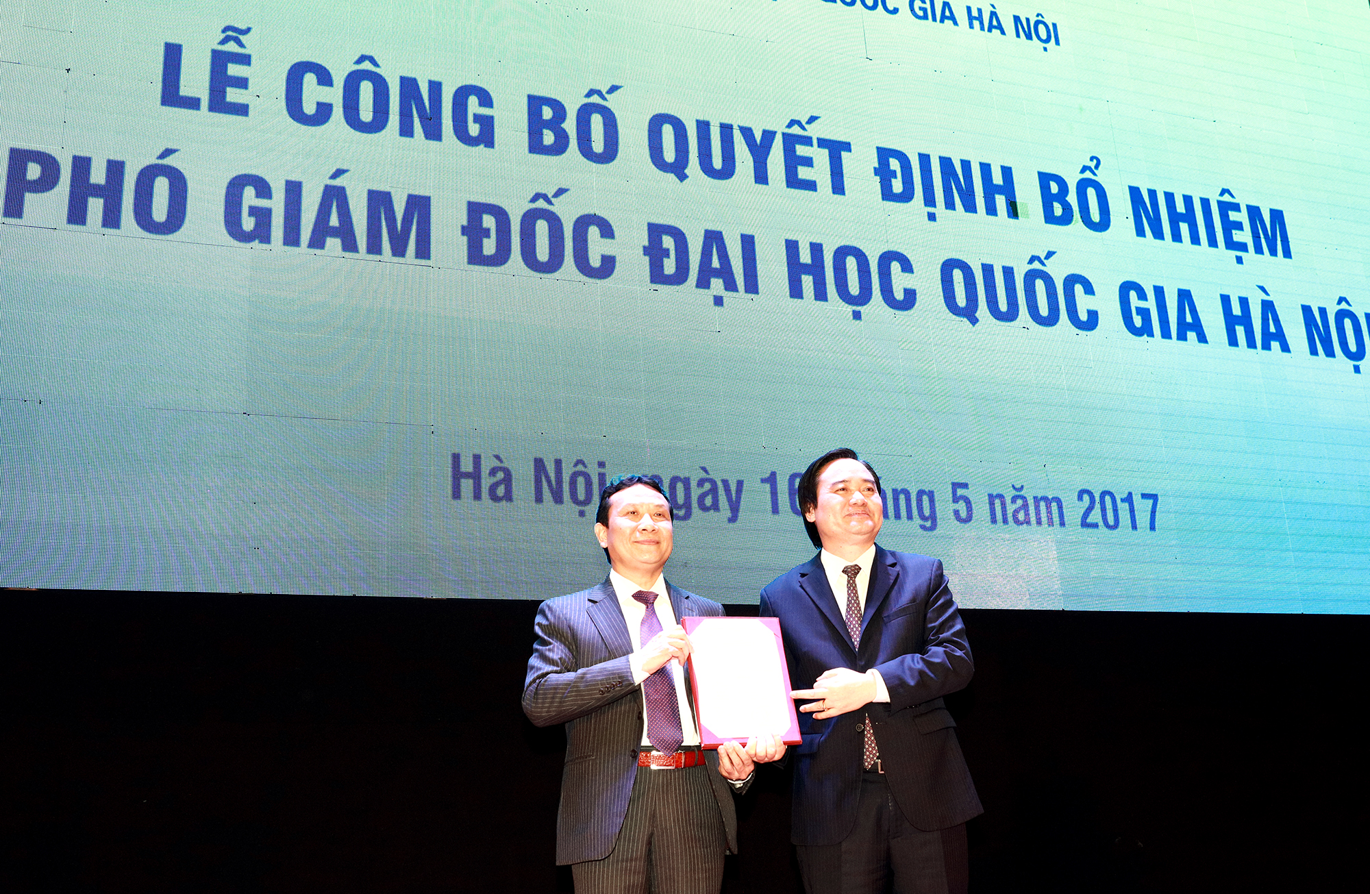 pho20giam20doc20dhqghn20nguyen20hong20son201