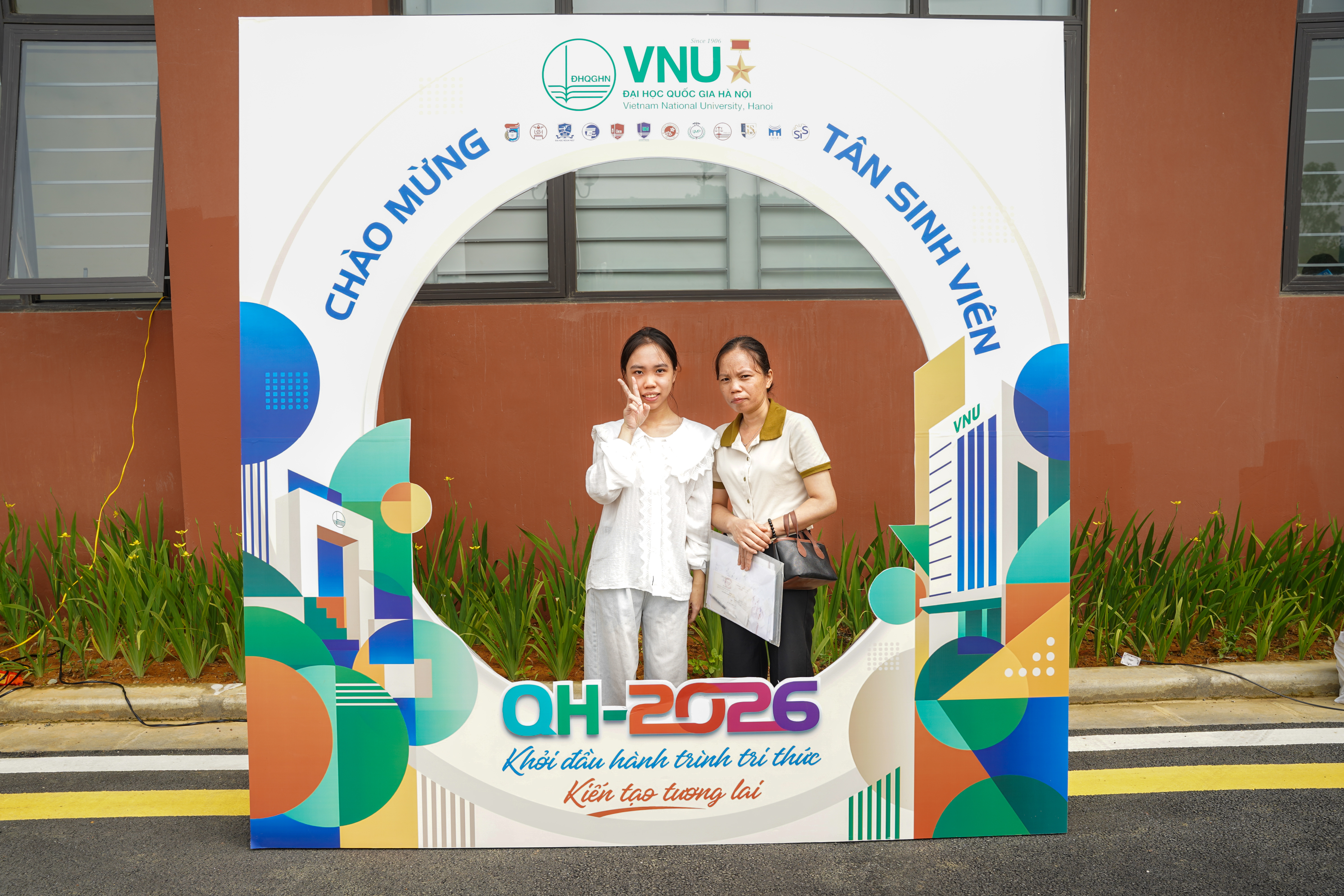 Phụ huynh Hoàng Kim Nhung và sinh viên Lê Kiều Trang – K71 CLC