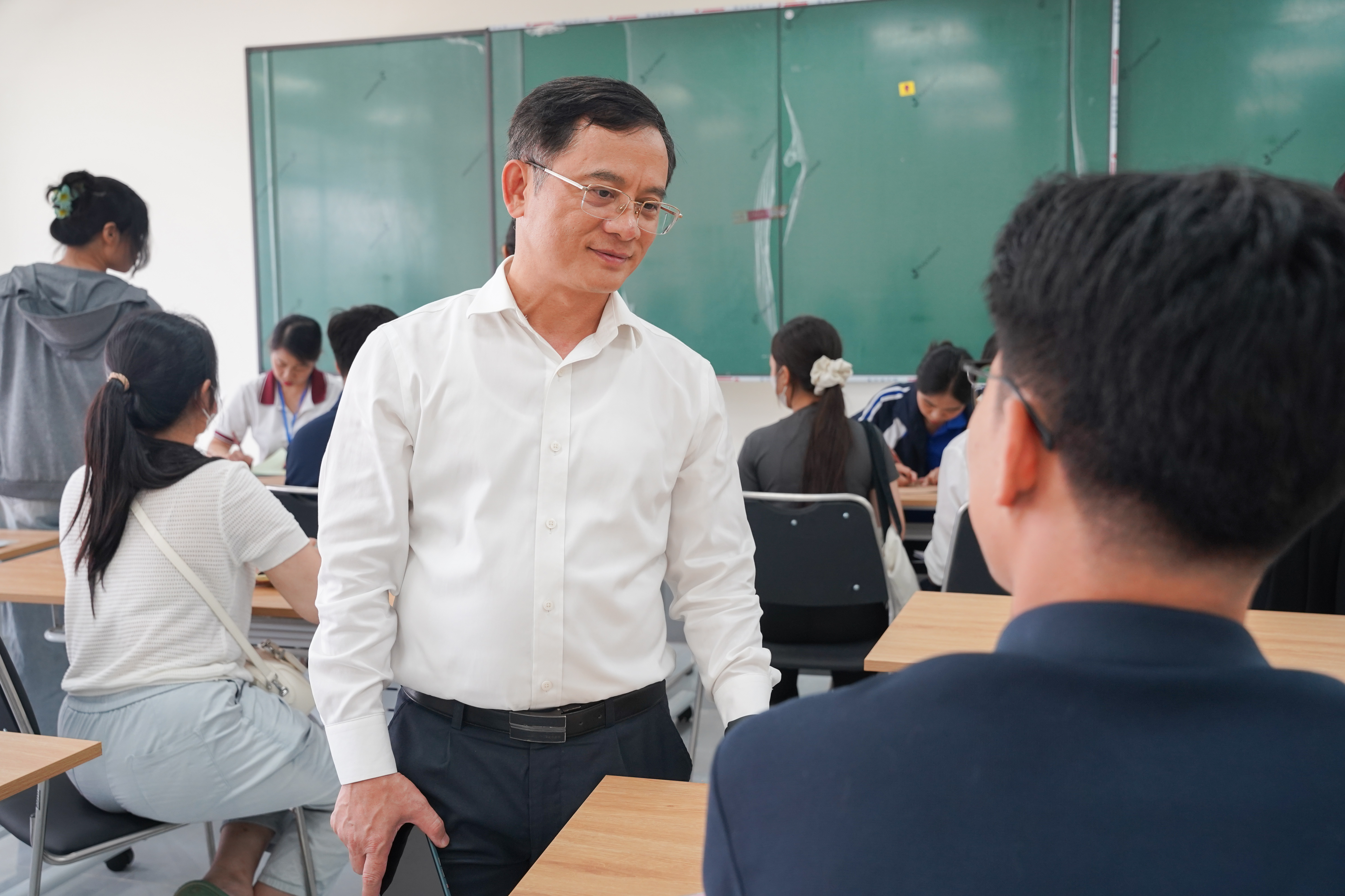 PGS.TS. Nguyễn Tiến Vinh - Hiệu trưởng